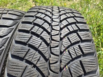 Zánovní zimní pneu Kumho Wintercraft 245/45/19 - 8