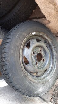 Prodám zimní pneu 155x70 R13 z vozu Ford Ka - 8