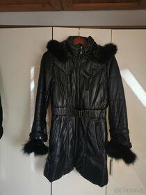 Černá parka lemovaná pravou kožešinou - 8
