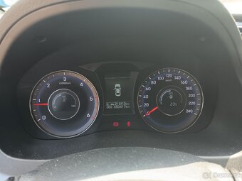 PRODÁM HYUNDAI i40 KOMBI 1,7CRDI 100 kW r.v. 2015. - 8