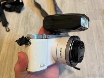 Samsung NX3000 + objektiv 16–50 mm OIS Power Zoom + přísluše - 8