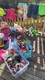 Oblečení po dětech, plyšáci, stan, a spousta dalšího - 8