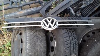 VW Volkswagen Golf 4 přední maska mezi světla - 8
