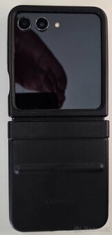 Prodám Samsung Galaxy Z Flip5 256GB barva Graphite + kožený - 8