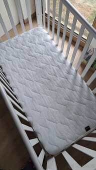 Dětská postýlka, matrace, chránič - 8