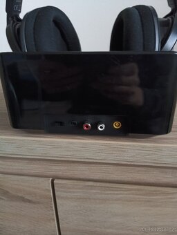 LED TV SAMSUNG, boxTESLA-300 a sluchátka SONY MDR RF855RK - 8