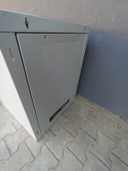 Serverová skříň, rack + Switch 1000 MB - 8