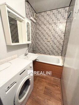 Pronájem bytu 1+kk, o výměře 31 m2 se zasklenou lodžií v Ka - 8