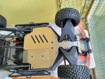 RC Traxxas Unlimited Desert Racer 1:8 TQi RTR s LED Fox - 8