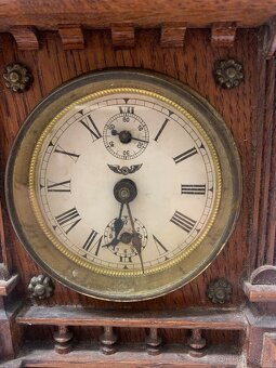 PRODÁM STARÉ VYŘEZÁVANÉ DŘEVĚNÉ STOLNÍ HODINY KIENZLE - 8