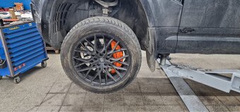 Land Rover Defender V8 - 8