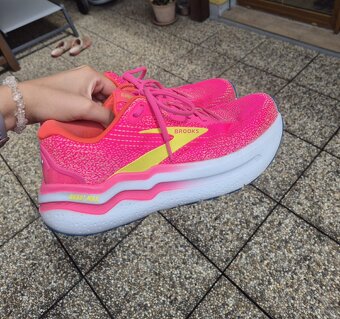 Dámské běžecké boty Brooks Ghost Max 2 W Pink - 8