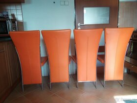 Jídelní stůl (sklo) + 4x židle (koženka) - 8