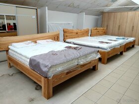 Dubová postel s přírodní hranou. - 8