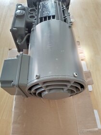 Elektromotor s převodovkou Lenze, 0,75kW , 403 ot/min, brzda - 8