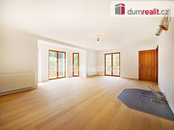 Vila 8+1, dvě garáže, terasa, balkon, pozemek 3176 m2 - 8