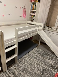 Vyvýšená dřevěná postel se skluzavkou - 8