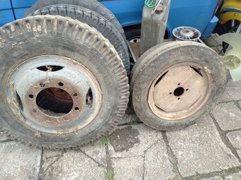 Kola po stoje zemědělské techniky a zetor 25 - 8