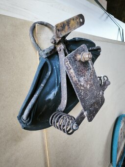 Sedačka, asi na motorku - 8
