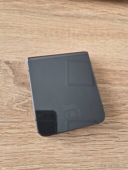Samsung Galaxy ZFlip 5 / 256GB - 8