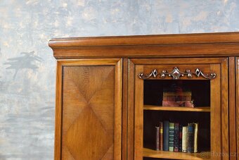 Klasická knihovna z masivního dubového dřeva VITRINA - 8