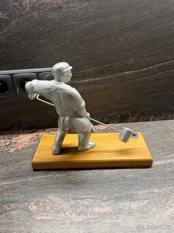 Soška slévač na podstavci - 8