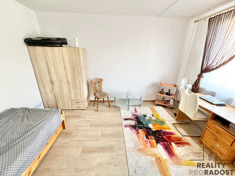Nabízíme pronájem prostorného bytu 3+1 se zasklenou lodžií, - 8
