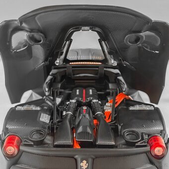 Ferrari LaFerrari Bburago Signature 1:18 - 8
