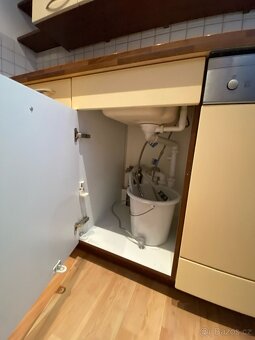 Moderní kuchyňská linka se spotřebiči - 8