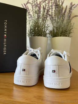 Bílé kožené tenisky Tommy Hilfiger, vel. 40 - 8