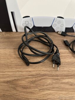 Sony PlayStation 5 1TB (s mechanikou) + 2x ovladač Dualsense - 8
