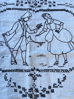 Staré vyšívané ubrusy, háčkované dečky a gobelínový přehoz - 8