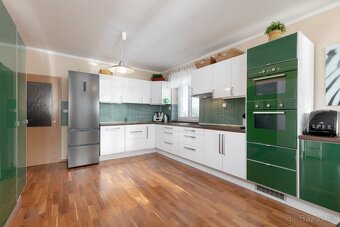 Prodej rodinného domu 270 m², pozemek 1000 m², Komárov - 8