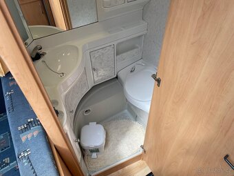 Hobby de luxe 440, 4 osoby, el.pojezd, pevná postel - 8