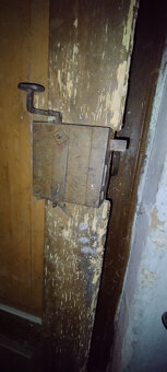 Historické kazetové dveře s původním krabicovým zámkem - 8