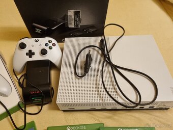 Xbox one S, 2× ovladač , nabíječka, hry×3 - 8