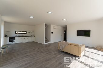 Prodej novostavby rodinného domu 6+kk 230 m² s pozemkem 958  - 8