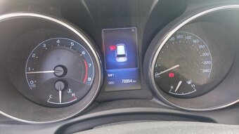 Toyota Auris Kombi 1.6 benzín - 8