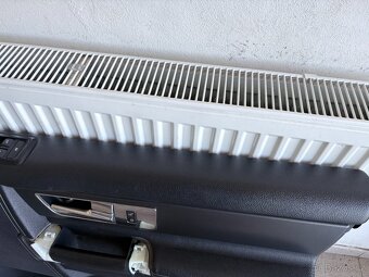 Discovery 4 obložení dveří - 8