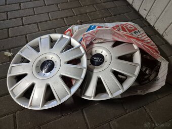 4 plechové kola s pneu v perfektním stavu, poklice, šrouby - 8