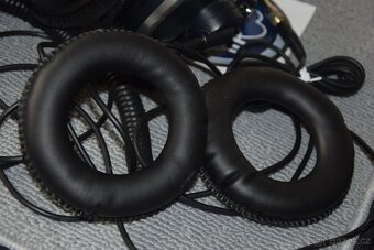 Profesionální sluchátka AKG K271 MKII, kabely, sada náušníků - 8