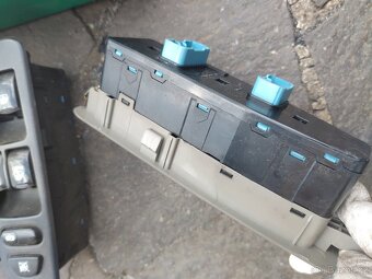 Ovladače stahováni oken, ventilátor, airbag, emblem Rexton - 8