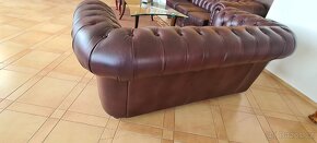Prodám třímístnou a dvoumístnou pohovku Chesterfield Windsor - 8
