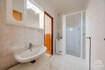 Samostatně stojící rodinný dům 5+1 na pozemku 621 m², obec V - 8