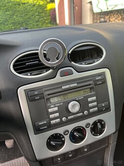Ford Focus kombi, 2007, benzín, manuál, černá - 8