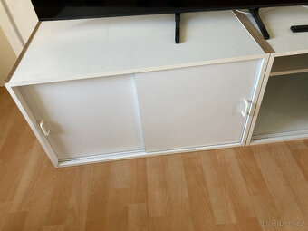 Skříňka nízká bílá s posuvnými dveřmi za 400 kč - 8