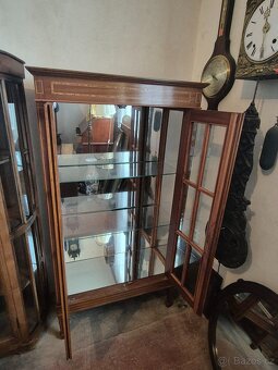 Stylová vitrína s intarzií - 8