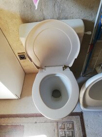 Záchod, umyvadla - 8