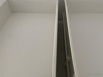 Krásný psací stůl bílá/ bílý dub - 8