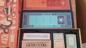 Prodám karetní společenskou hru Secret Hitler široký obal - 8